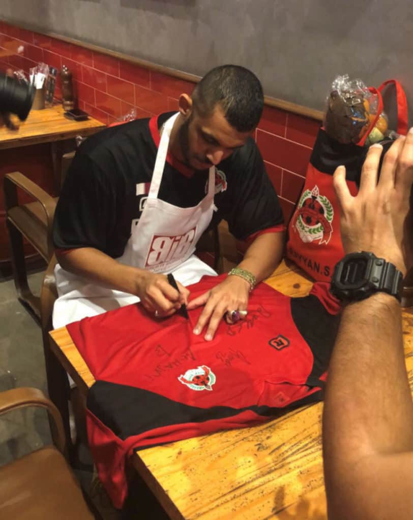 Mizo Amin singing al rayyan sports club jersey after winning the built it burger battle of the burgers social event